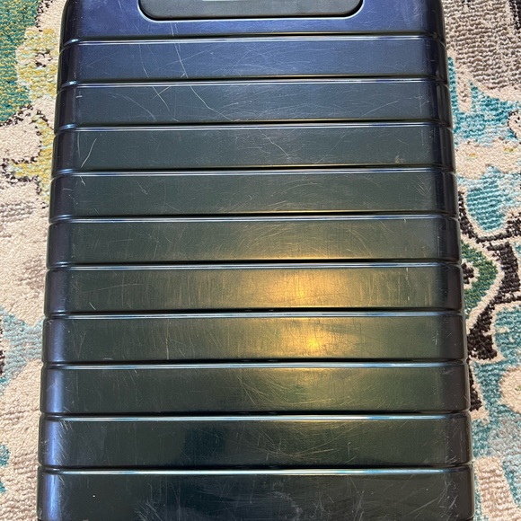 Away Larger Carry On 2018 Northern Lights Collection Iridescent Green Aurora - Picture 2 of 9